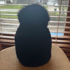 Kyi Kyi Classic Fox Fur  Pom-Pom black beanie hat .
